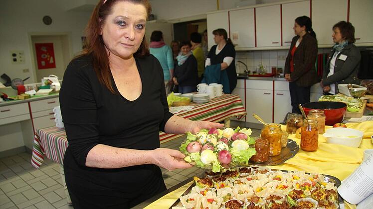Ursula Willenberg vom Amt für Ernährung, Landwirtschaft und Forsten hat mit den Hauswirtschaftsschülerinnen gezaubert und zum Tag der Hauswirtschaft ein tolles Büffet zusammengestellt. Auch für Ostern hat sie Ideen - so lassen sich Ostereier mit Rote Beete und Zwiebeln färben. Fotos: Sonja Adam