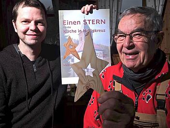 Die Benefizaktion "Ein Stern für Heiligkreuz" soll bei der Kirchensanierung helfen. Das hoffen Pfarrer Thomas Braun (links) und Freizeitschreiner Karl Müller, der die Sterne herstellt.  Foto: Gerd Schaar