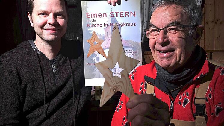 Die Benefizaktion "Ein Stern für Heiligkreuz" soll bei der Kirchensanierung helfen. Das hoffen Pfarrer Thomas Braun (links) und Freizeitschreiner Karl Müller, der die Sterne herstellt.  Foto: Gerd Schaar