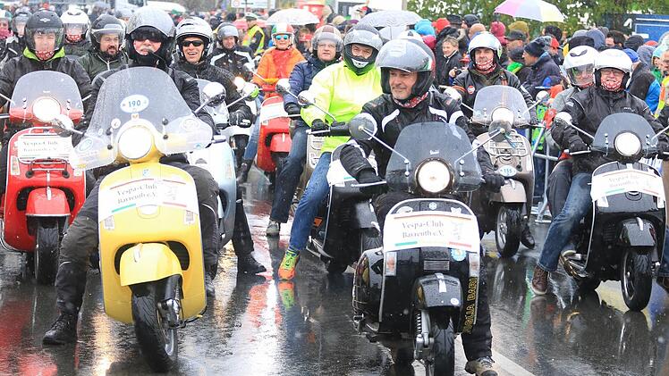 Eine große Abordnung von Rollerfahrern aus Kulmbach und Bayreuth huldigte dem Jubiläum "70 Jahre Vespa".