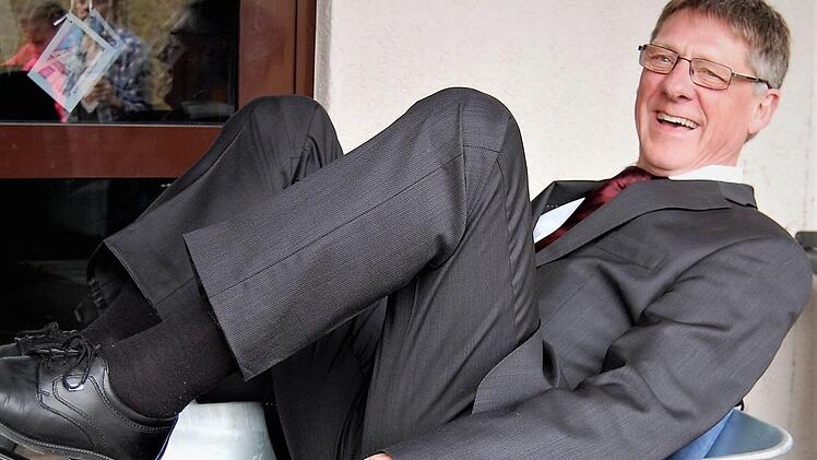 Rausgschmissen hams ihn: In einer Schubkarre wurde Wolfgang Halbig (65) nach der Verabschiedung aus der Schule gefahren. Foto: Sigismund von Dobschütz