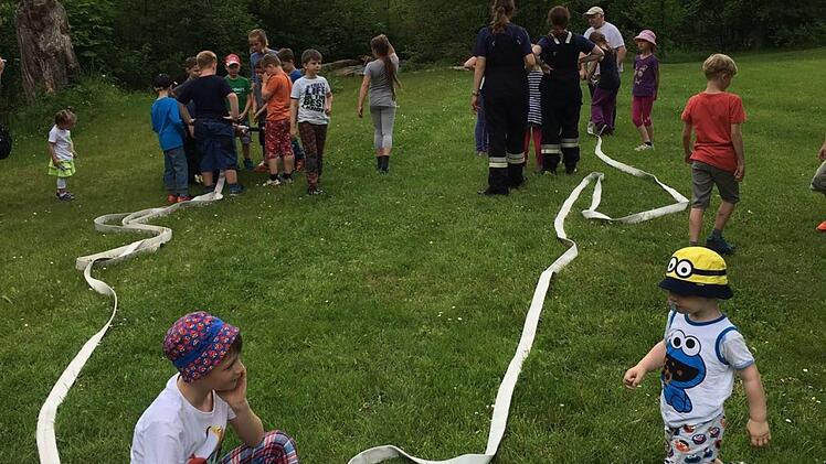 Die Kinderwehr ist ein herausragendes Merkmal der Hausener Feuerwehr. Die Kinder sind sehr aktiv und mit ein Grund, warum die Mitgliederzahlen einen historischen Höchststand erreicht haben. Foto: Bernd Czelustek