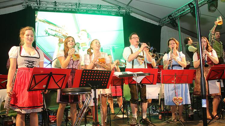 Die jungen Musikerinnen und Musiker verstanden es mit Blasmusik mit den richtigen "Wums" das Festzelt zum Brodeln zu bringen.
