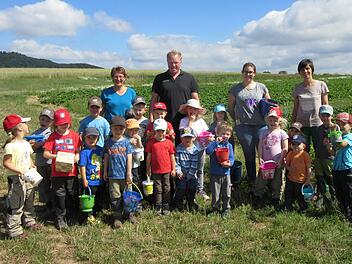 Besuch auf dem Erdbeerfeld: Die Waldkindergartengruppe besuchte Obsthof M&uuml;ller in Altengronau. Angelika Zehner