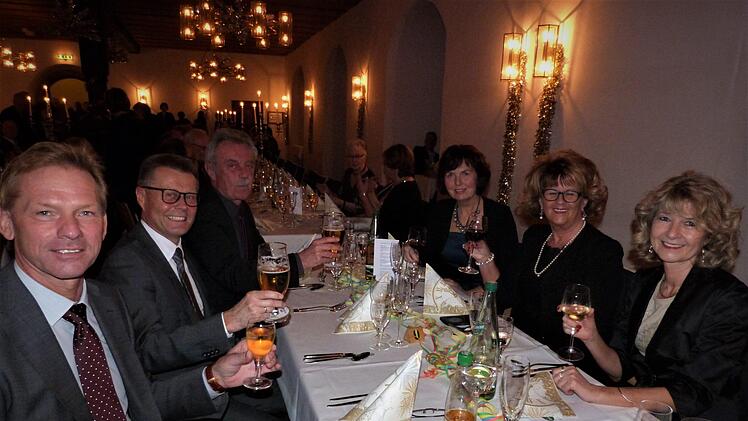 Aus Neuenmarkt besuchten die Ehepaare Förster, Biedermann und Weiß (von links nach rechts) das erste Mal die Silvestergala im Festsaal der Plassenburg.