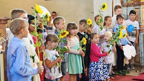 Die Kinder der MUKI Gruppe mit ihren Sonnenblumen.