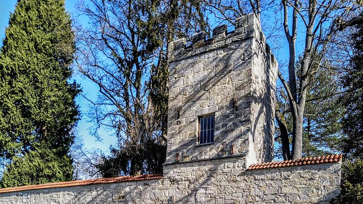Vorsorglich eingezäunt sind derzeit die historischen Ecktürme im Kleinen Rosengarten in Coburg.Foto: Jochen Berger