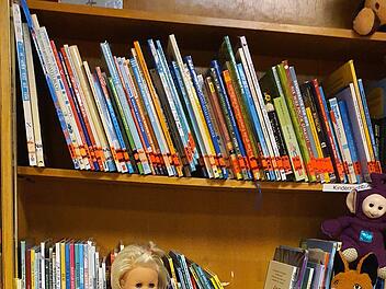 Die Puppen und Kuscheltiere schauen sich während der Übernachtung in den Regalen um.