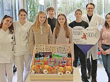 Spenden&uuml;bergabe in der Hochschulambulanz der Erlanger Kinderonkologie: Pelin Nurdan, Lena Heinrich (beide Freiwilliges Soziales Jahr in der Erlanger Kinderklinik, v. l.) freuen sich mit Prof. Dr. Markus Metzler &uuml;ber die Spende, die von Sophia Erha...
