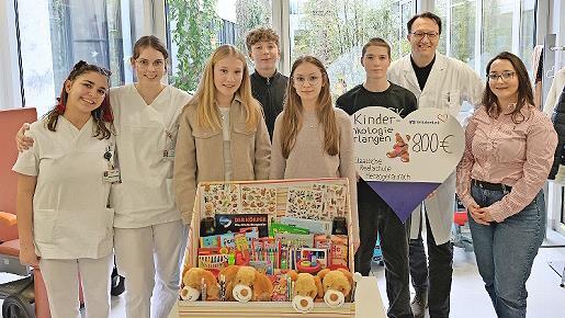 Spenden&uuml;bergabe in der Hochschulambulanz der Erlanger Kinderonkologie: Pelin Nurdan, Lena Heinrich (beide Freiwilliges Soziales Jahr in der Erlanger Kinderklinik, v. l.) freuen sich mit Prof. Dr. Markus Metzler &uuml;ber die Spende, die von Sophia Erha...