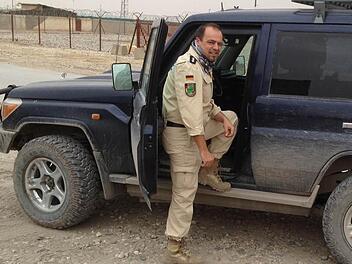 Seine Lebensversicherung: Polizeihauptkommissar Jörg Braun und sein gepanzerter Jeep, der auch einem Sprengstoffanschlag widerstehen soll. Fotos: privat