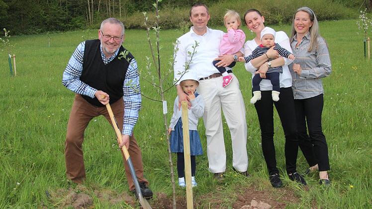 Hans Karst pflanzt einen Baum für seine Einkelkinder.  Foto: Veronika Schadeck