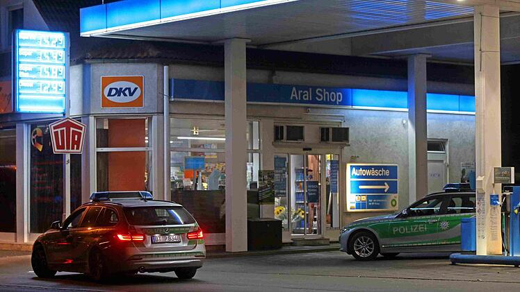 Beamte am Boden, ein Polizeihubschrauber in der Luft - der Einsatz in der Nacht von Dienstag auf Mittwoch sorgte für Aufsehen. Foto: News5/Herse