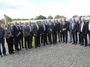 Mario Münch (links) stellte seinen Betrieb als energieeffizientes Firmengelände Deutschlands den Bürgermeistern aus Oberfranken vor. Mit im Bild der Präsident, Uwe Brandl (13.v.l.) und der Bezirksvorsitzende von Oberfranken Egon Herrmann (8.v.l.) Foto: Karl-Heinz Hofmann