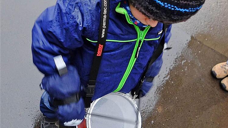 Egal ob Regen oder Schnee, zum Jahreswechsel wird aufgespielt - und zwar im ganzen Dorf. Die Untererthaler Musikanten ziehen beim Silvesterblasen mit ihren Instrumenten durch die Straßen. Foto: Gerd Schaar