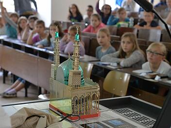 Für seine Vorlesung über Moscheen und Kuppeln hatte Professor Lorenz Korn als Beispiel eine Mini-Version einer Moschee mitgebracht.  Fotos: R. Rinklef