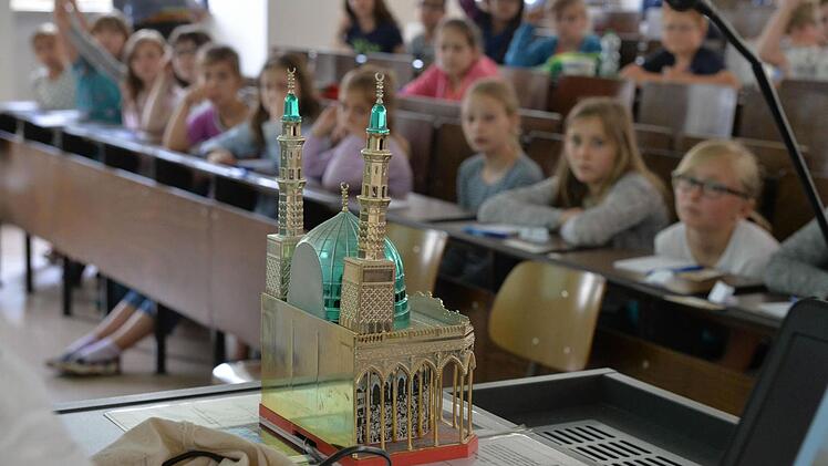 Für seine Vorlesung über Moscheen und Kuppeln hatte Professor Lorenz Korn als Beispiel eine Mini-Version einer Moschee mitgebracht.  Fotos: R. Rinklef