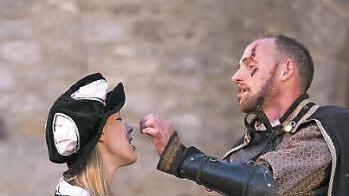 Oben: Berta von Bruneck (Yvonne Göbel) und Wilhelm von Grumbach (Stefan Ebert). Unten: die übermütige Wirtstochter Barbara (Sabine Schnurrer).