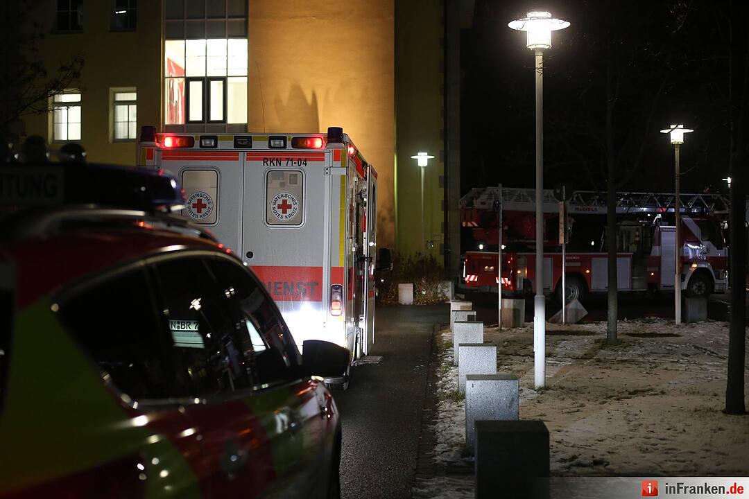 Bett fing im Klinikum Feuer - Großeinsatz der Rettungskräfte in Nürnberg-Nord