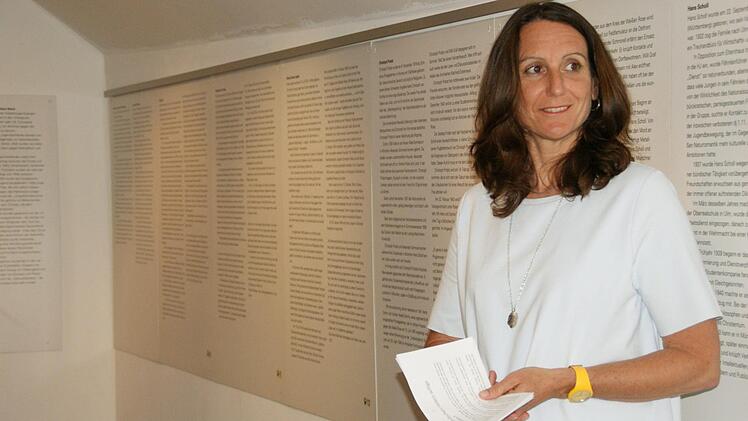 Texte, die unter die Haut gehen und aufrütteln, bietet die Ausstellung zur "Weißen Rose", die bis zum 16. Juli im Hexenturm in Zeil zu sehen ist. Geschichtslehrerin Katrin Hiernickel hielt das Referat zur Vernissage.