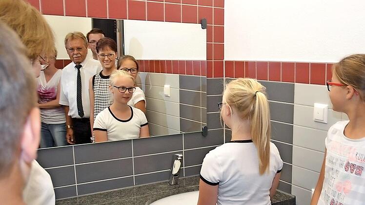 In der Gottfried-Neukam-Mittelschule ist man stolz auf die sanierten WC-Anlagen im ersten und zweiten Obergeschoss. Schüler, Eltern und Schulleitung zeigten den Verbandsräten die schönen Toilettenanlagen. Die Verbsräte zeigten sich erfreut darüber, dass die Vergaben im Gesamtpreis über 87 000 Euro niedriger als die Kostenrechnung ausfielen und dass man fast alle Gewerke an Firmen aus der Region vergeben konnte. Foto: K.- H. Hofmann