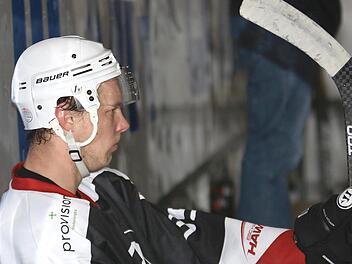 Hoch konzentriert ist nicht nur David Franek vor dem Derby der Haßfurter "Hawks" bei den "Wölfen" des Bad Kissingen.