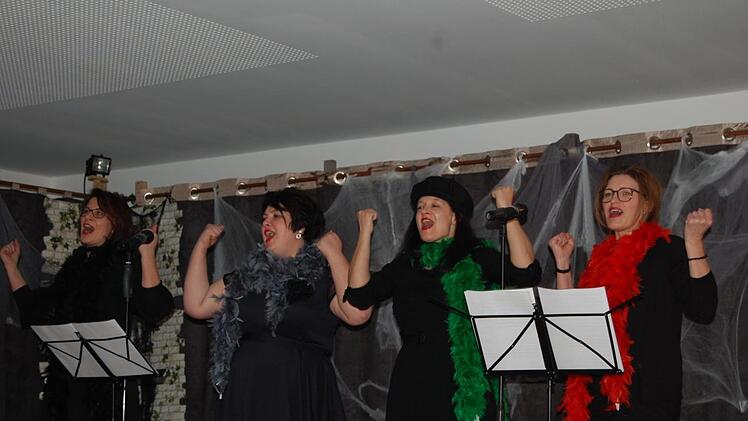 Bei den "Ü40ern" sangen (von links) Tamara Schmidt, Claudia Richter-Markard, Katja Albert und Susanna Beyer als lustige Witwen über die Männerwelt.Anna-Lena Herbert