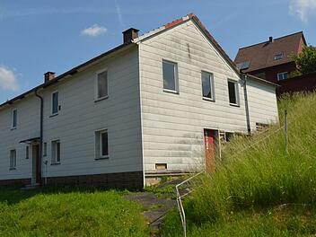 Dieses Haus in der Grüner Straße in Weißenbrunn wird mit Mitteln der "Förderoffensive Nordostbayern" abgerissen, derzeit laufen die Bodenuntersuchungen. Im Haushalt 2018 sind für dieses Projekt 105 000 Euro eingestellt. Karl-Heinz Hofmann