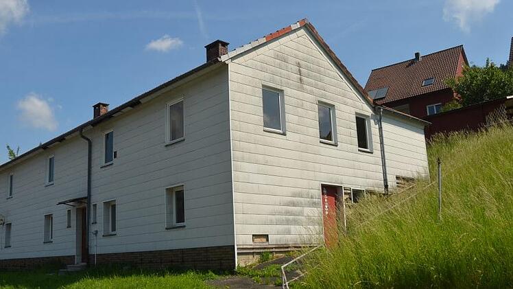 Dieses Haus in der Grüner Straße in Weißenbrunn wird mit Mitteln der "Förderoffensive Nordostbayern" abgerissen, derzeit laufen die Bodenuntersuchungen. Im Haushalt 2018 sind für dieses Projekt 105 000 Euro eingestellt. Karl-Heinz Hofmann