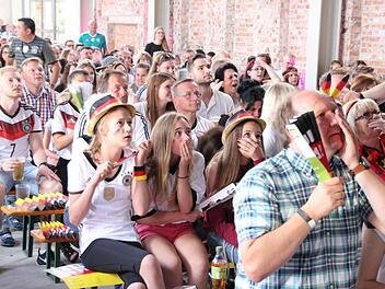Nach dem Siegtreffer der Mexikaner war den deutschen Fans in der Kühnlenzpassage das Entsetzen ins Gesicht geschrieben. Fotos: Alexander Löffler