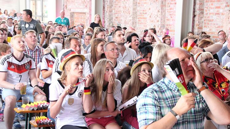 Nach dem Siegtreffer der Mexikaner war den deutschen Fans in der Kühnlenzpassage das Entsetzen ins Gesicht geschrieben. Fotos: Alexander Löffler