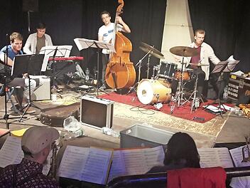 Das Foyer der Music Base diente zwei Tage lang als Probenraum für die Bigband "Federal Pengueen Summit".  Foto: Bernhard Panzer