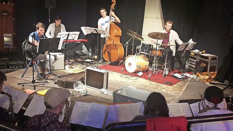 Das Foyer der Music Base diente zwei Tage lang als Probenraum für die Bigband "Federal Pengueen Summit".  Foto: Bernhard Panzer