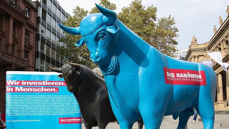 Der Handwerkbulle steht beeindruckend in Frankfurt vor dem Börsenbullen.  Foto: hwk