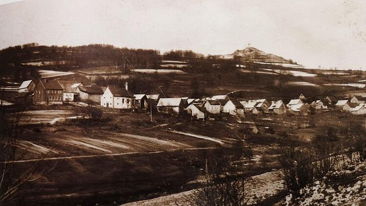 Postkarte mit Ortsansicht von Altglashütten mit dem Steinküppel im Hintergrund. Foto: Sammlung von  Elli Roll, Einraffshof.