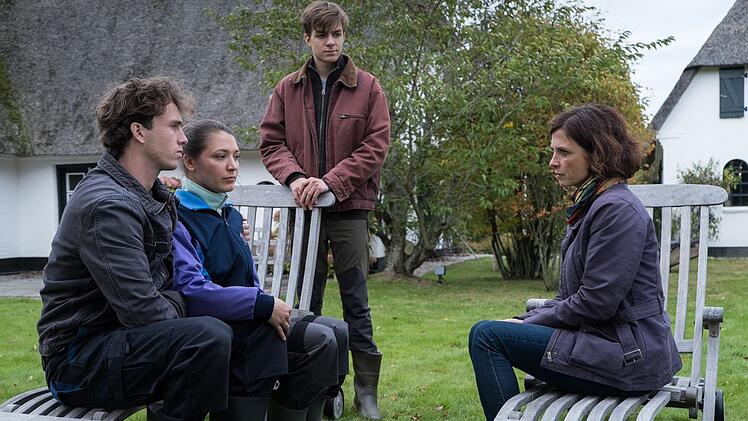 Ermittlerin Ina Behrendsen (Julia Brendler, rechts) befragt das verdächtige Gärtnerei-Team (von links): Lasse Möller (Justus Johanssen), Maria Inonesco (Irina Potapenko) und Lasses jüngeren Bruder Rico (Nick Julius Schuck).