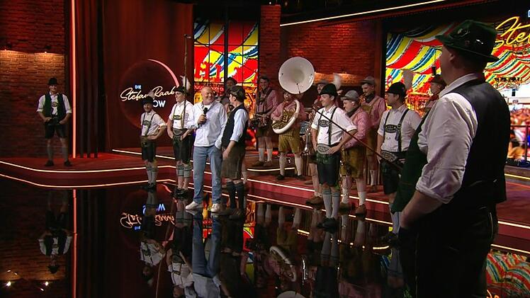 Gemeinsam mit Michael "Bully" Herbig performte Stefan Raab den Song "Weil wir so supergeil drauf sind".
