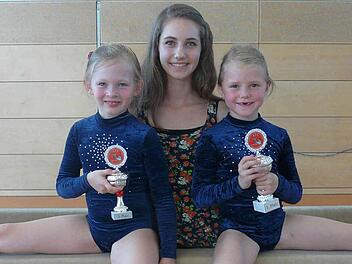 Trainerin Miriam Müller (Mitte) freut sich mit Letizia Drebinger (links) und Lena Brauburger über den Doppelerfolg.