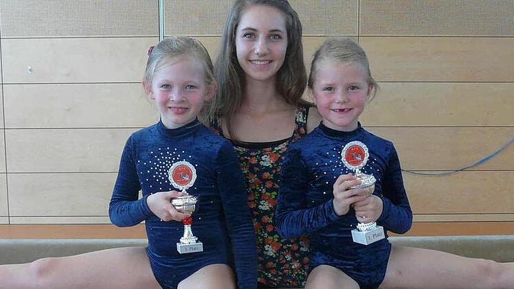 Trainerin Miriam Müller (Mitte) freut sich mit Letizia Drebinger (links) und Lena Brauburger über den Doppelerfolg.