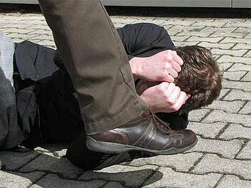 Mindestens zwei Tritte gegen den Kopf verpasste ein 23-Jähriger seinem Kontrahenten bei dem Streit, der am 1. November 2012 vor einem Tanzlokal im Kreis Lichtenfels ausgetragen wurde. Bei der Verhandlung am Amtsgericht Lichtenfels wurde die Tat milde bestraft. Foto: Symbolbild/Archiv