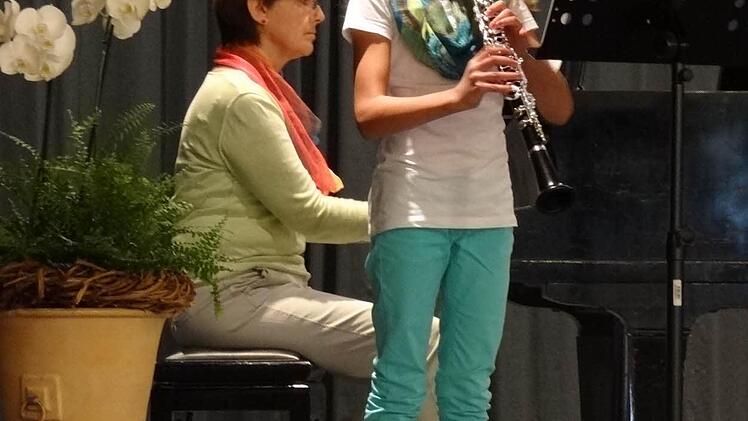 Vom Klavier begleitet wurde Leonie Klee bei ihrem Auftritt mit der Klarinette und dem "Karibischer Tanz".