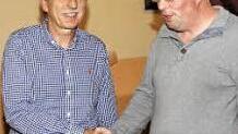Norbert Welsch (r.) bedankt sich bei Werner Rösch. Er hatte den Verein über zehn Jahre geführt.