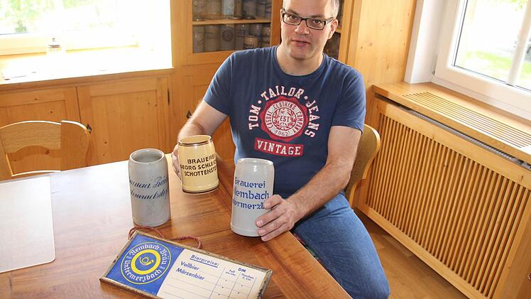 Auf Bier- und Maßkrüge, wie hier von den ehemaligen Brauereien Präcklein (1930-1940) aus Memmelsdorf, Schleicher aus Schottenstein (1945-1950) oder Nembach aus Untermerzbach (1930-1940), aus der näheren Umgebung seines Heimatortes, ist der Sammler besonders stolz.