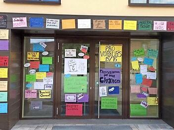 Appelle, Sympathiebekundungen und Kampfansagen hängen am Haupteingang des Theresianums. Foto: privat