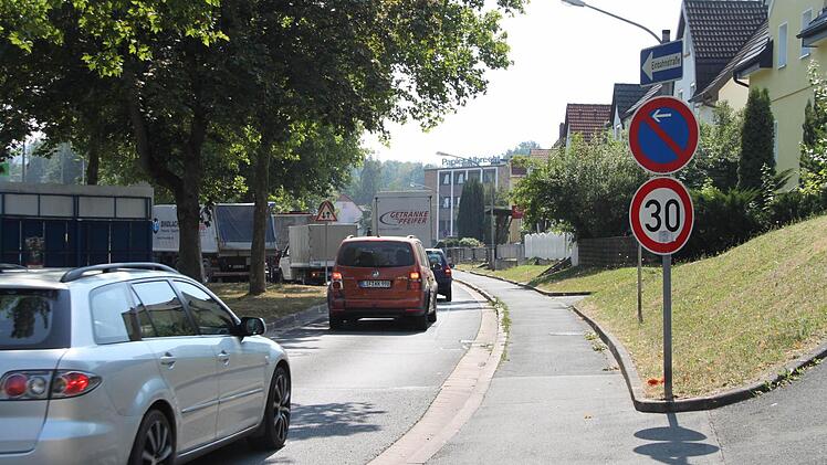 Auf der Zufahrt zur Wickenreuther Allee staut sich der Verkehr.