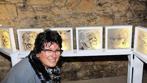 Künstlerin Dr. Ulrike Gubik mit ihrer Serie von dreidimensional wirkenden Lichtcollagen, die mit dem 3Doodler-Stift und geschmolzenen Plastikfäden modelliert wurden. Foto: Gerd Schaar