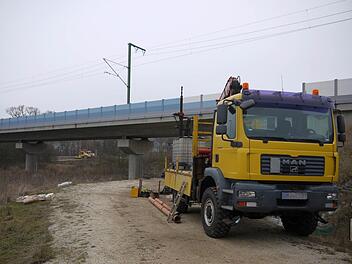 An der Füllbachbrücke für die Einschleifung nach Coburg laufen derzeit vertiefende Baugrunduntersuchungen. Weil sich ein Pfeiler abgesenkt hat, rückt dort spätestens 2017 noch einmal eine Baufirma an. Foto: Berthold Köhler