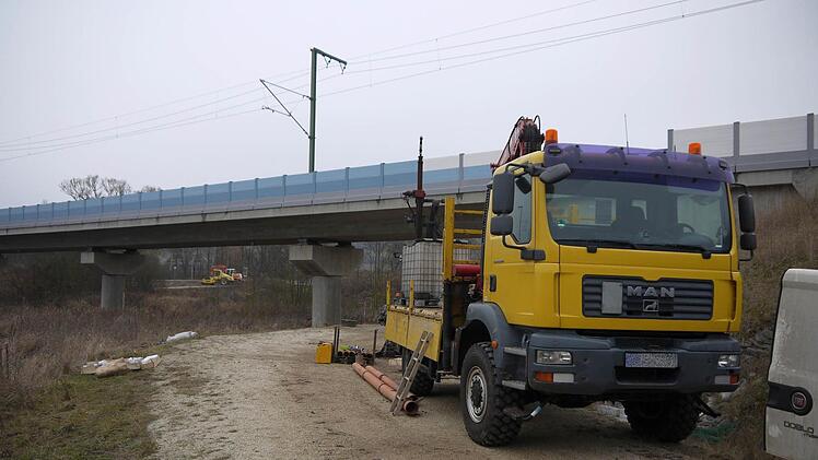 An der Füllbachbrücke für die Einschleifung nach Coburg laufen derzeit vertiefende Baugrunduntersuchungen. Weil sich ein Pfeiler abgesenkt hat, rückt dort spätestens 2017 noch einmal eine Baufirma an. Foto: Berthold Köhler
