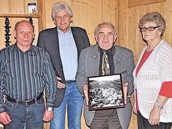 In der Jahresversammlung des VdK Steinberg wurde VdK-Kreisvorsitzender Heinz Hausmann mit einem besonderen Dankeschön überrascht (von links): Stellvertretender Vorsitzender Roland Freund, Ortsvorsitzender Wolfgang Förtsch, Heinz Hausmann und VdK-Kreisfrauenbeauftragte Gisela Mertens. Foto: Heike Schülein