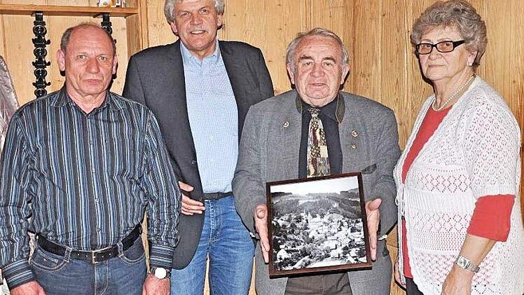 In der Jahresversammlung des VdK Steinberg wurde VdK-Kreisvorsitzender Heinz Hausmann mit einem besonderen Dankeschön überrascht (von links): Stellvertretender Vorsitzender Roland Freund, Ortsvorsitzender Wolfgang Förtsch, Heinz Hausmann und VdK-Kreisfrauenbeauftragte Gisela Mertens. Foto: Heike Schülein